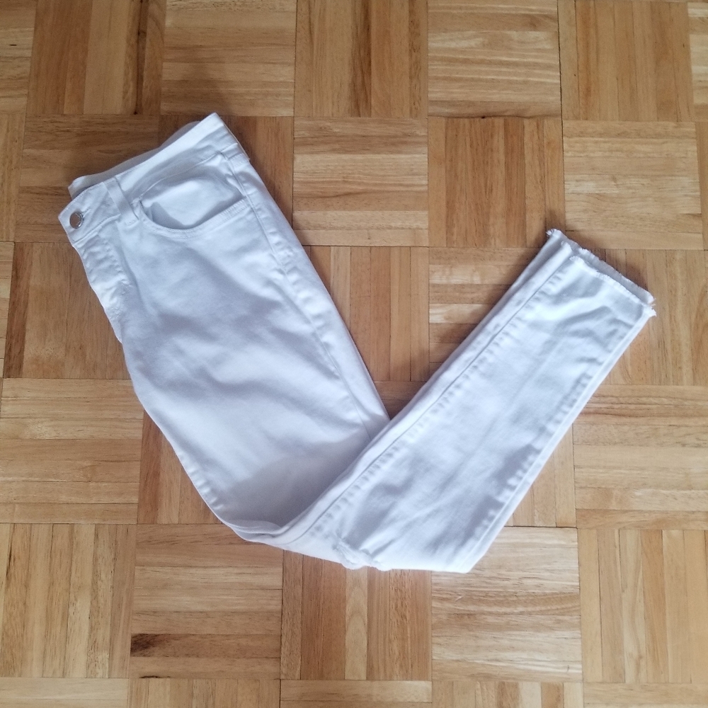 HOST PICK 🎉🎉🎉White Distressed Skinny Ankle Jeans